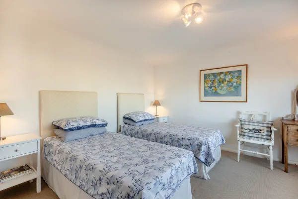 Beach House holiday let in Greatstone, Kent. Twin bedroom.