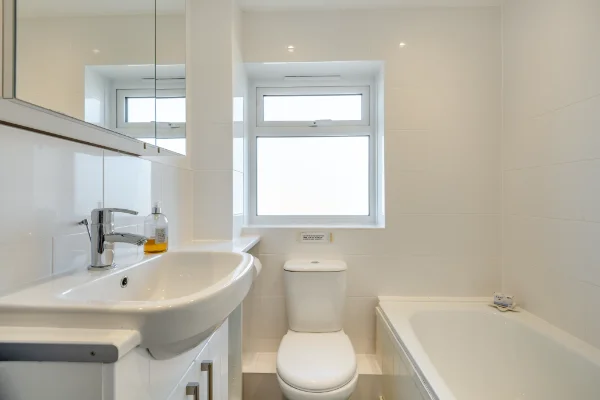 Beach House holiday let in Greatstone, Kent. Bathroom 2.